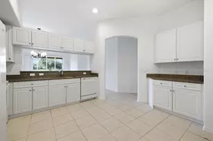 703 Triano Cir, Venice, FL 34292 - Photo 4