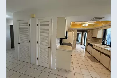 386 Pineview Drive, Venice, FL 34293 - Photo 6