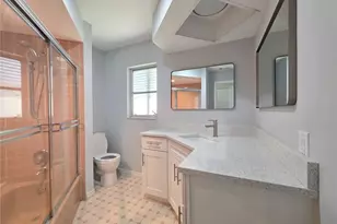 1379 Cambridge Dr, Venice, FL 34293 - Photo 14