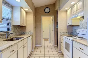 307 Pembroke Ln N, Venice, FL 34293 - Photo 22