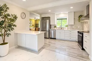 2979 Captiva Gardens Dr, Sarasota, FL 34231 - Photo 6