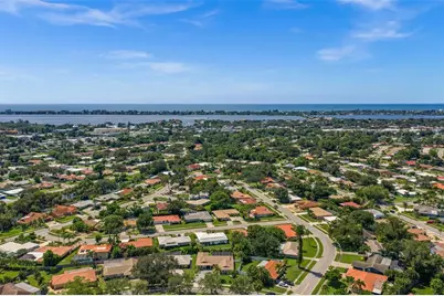 7520 Curtiss Avenue, Sarasota, FL 34231 - Photo 4