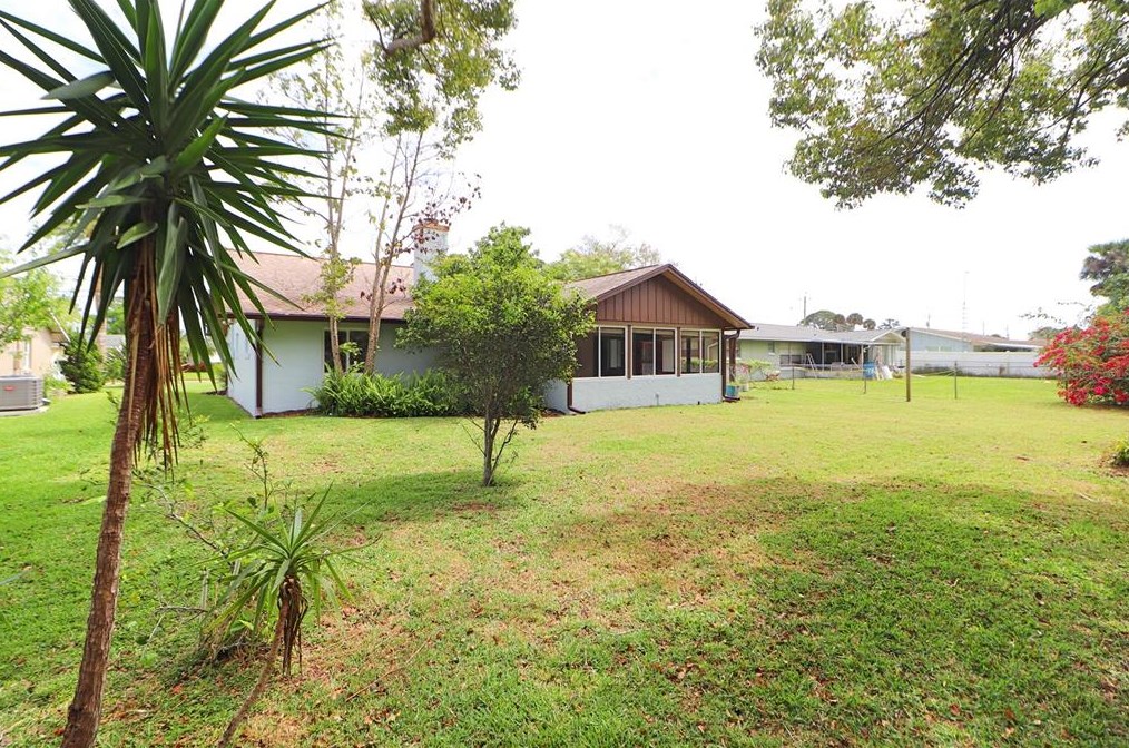 818 Fairway Dr, New Smyrna FL  32168-6117 exterior