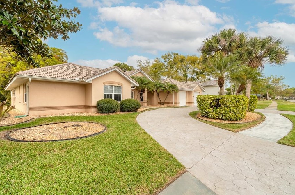 720 Pelican Bay Dr, Daytona Beach, FL 32119-1368