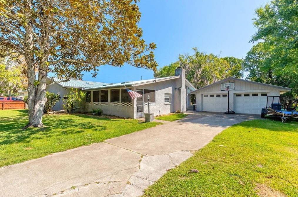 1153 Pearl St, New Smyrna, FL 32168-8647