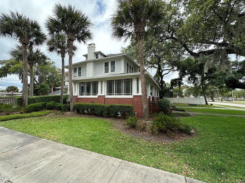 214 Riverside Dr, New Smyrna, FL 32168-7148