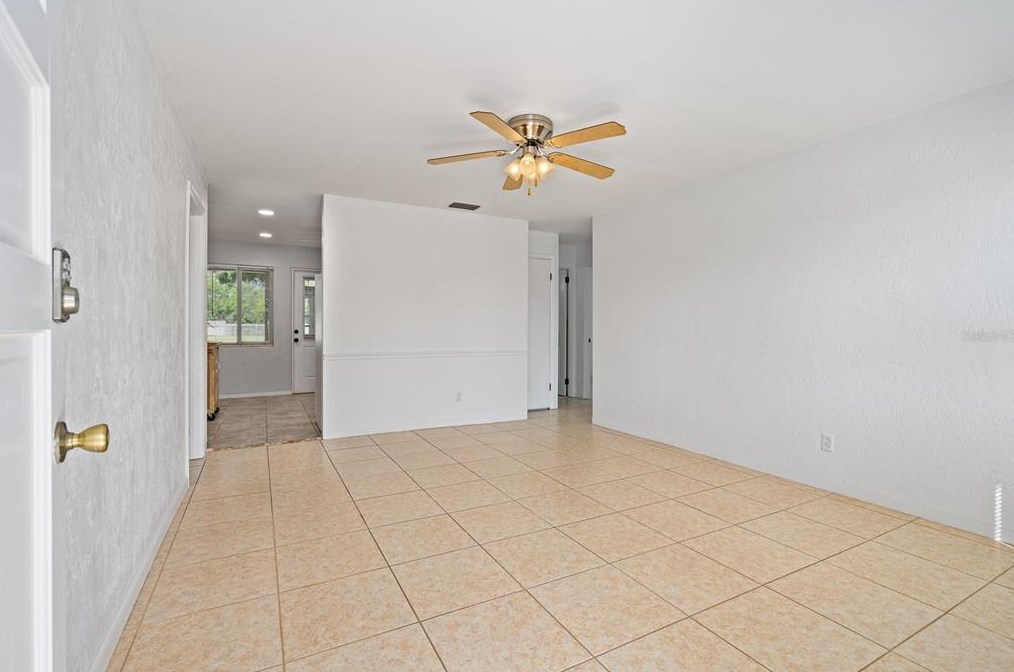 1938 Papaya Dr, Daytona Beach, FL 32119