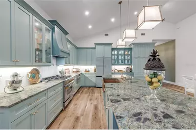 807 E 10th Avenue, New Smyrna Beach, FL 32169 - Photo 14