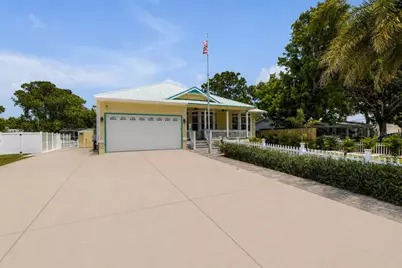 521 S Peninsula Avenue, New Smyrna Beach, FL 32169 - Photo 2