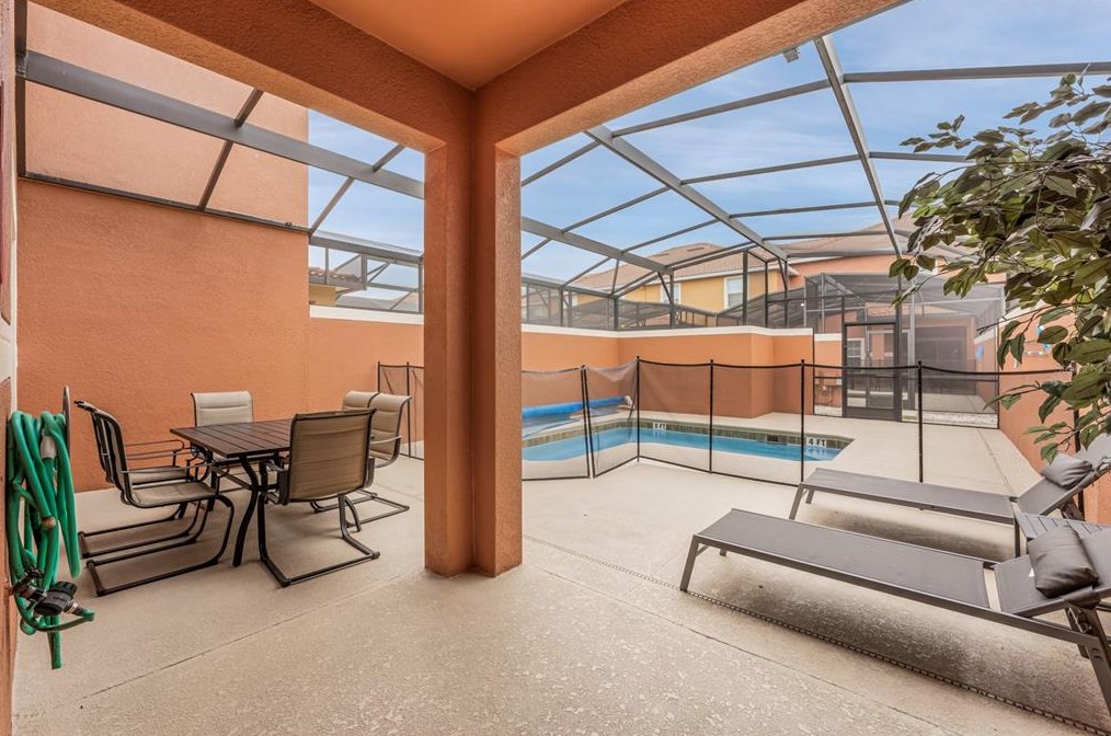 8927 Bismarck Palm Rd, Kissimmee FL 34747-1547 exterior