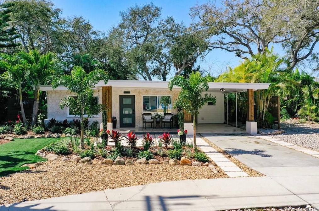 656 S Pine St, New Smyrna, FL 32169