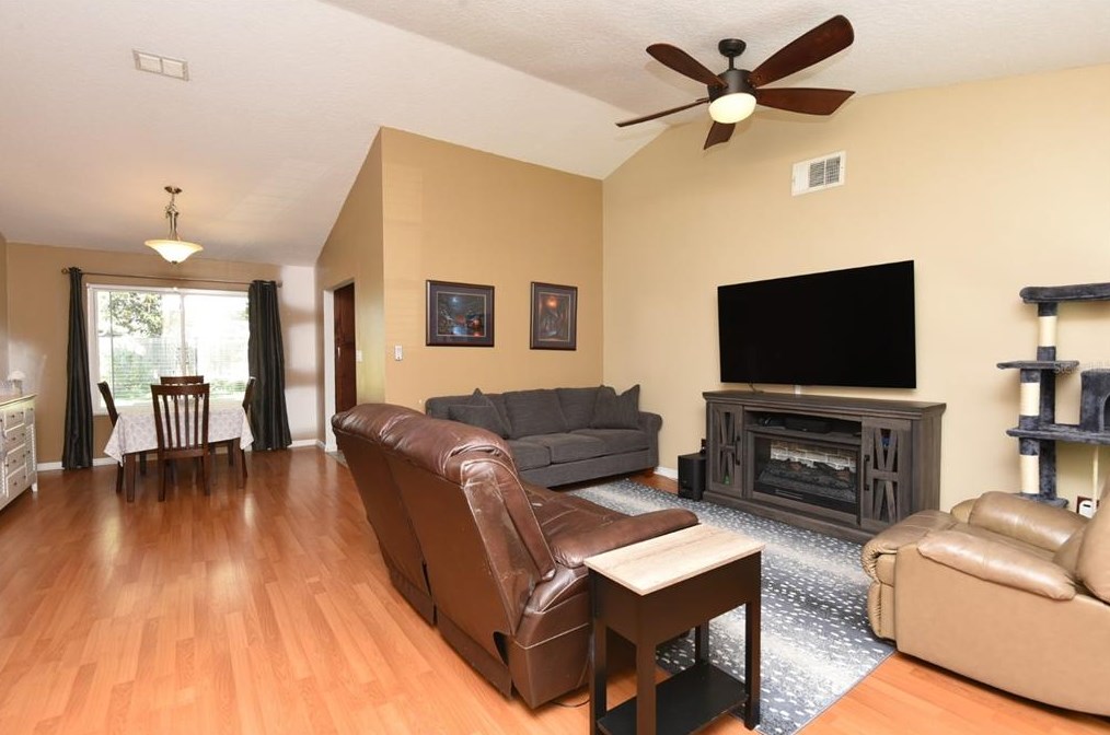 976 Old Mail Ln, Sanford, FL 32773-8167