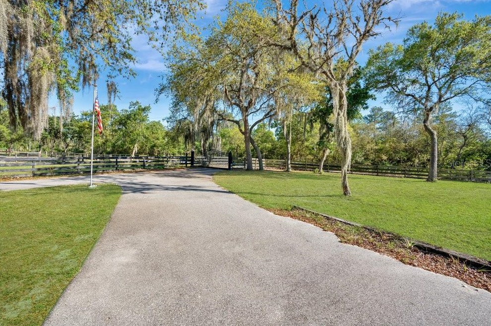 31707 Leslie Dr, Deland, FL 32720-6335