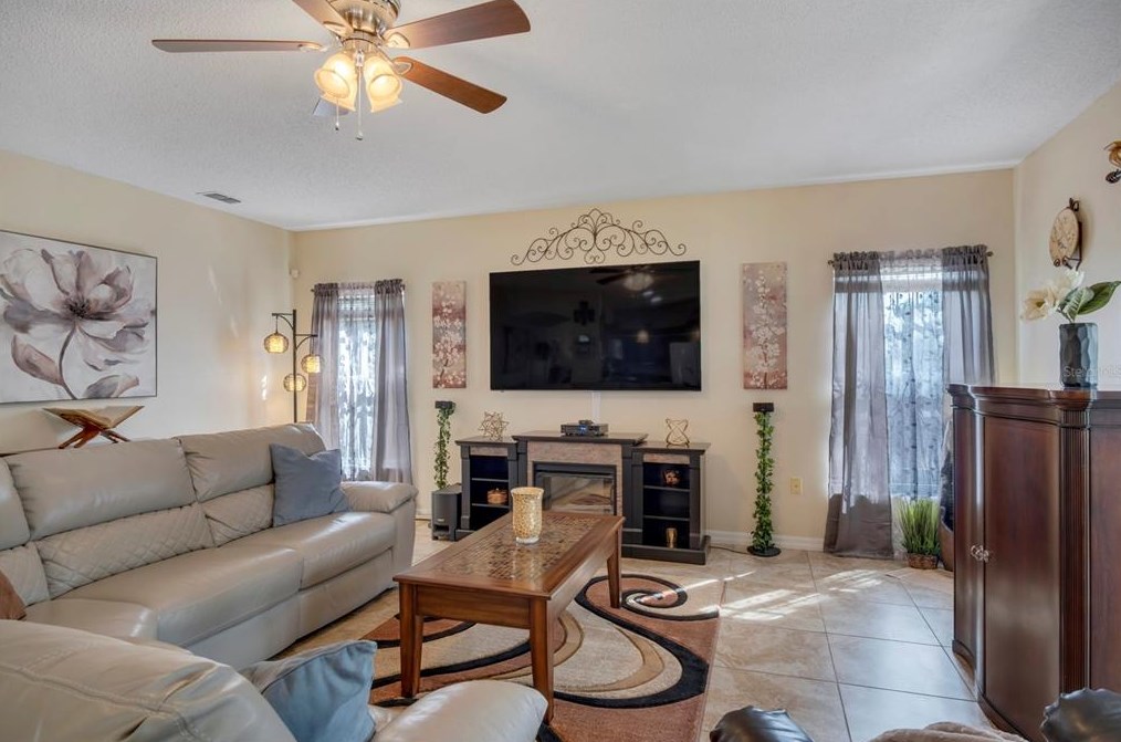 6 Flatfish Dr, Kissimmee FL  34759-4850 exterior