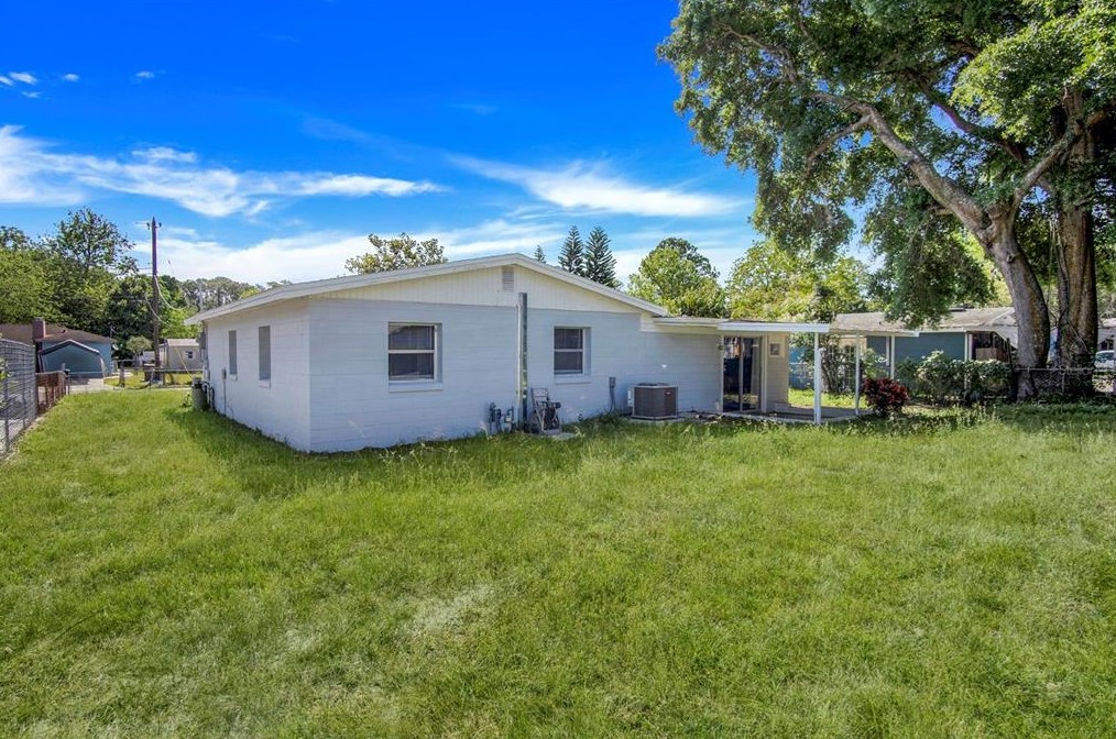 825 Pearl Dr, Mount Dora FL  32757-4611 exterior