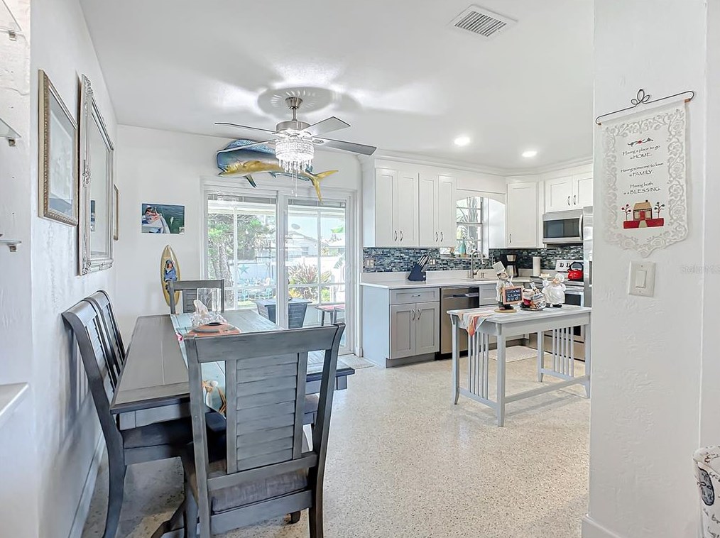 18 Ocean Crst Dr, Ormond Beach FL  32176-3116 exterior