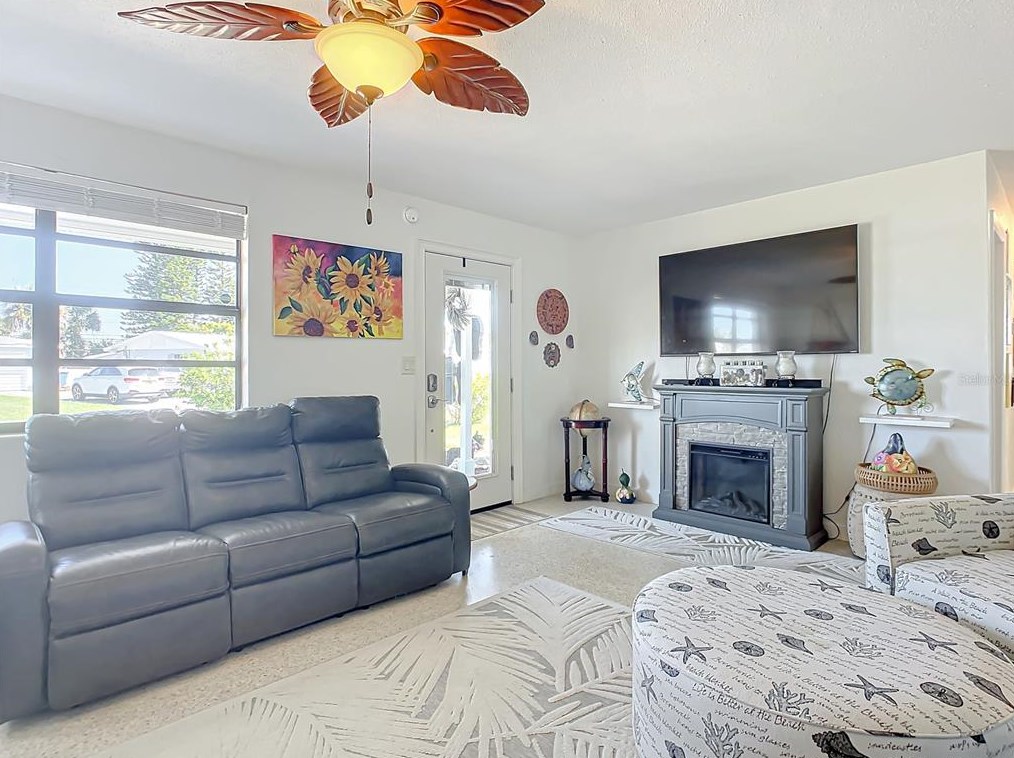 18 Ocean Crst Dr, Ormond Beach FL  32176-3116 exterior