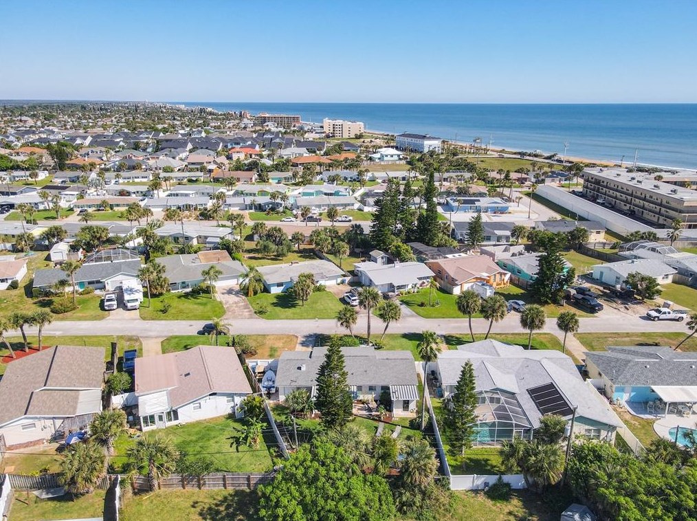 18 Ocean Crst Dr, Ormond Beach FL  32176-3116 exterior