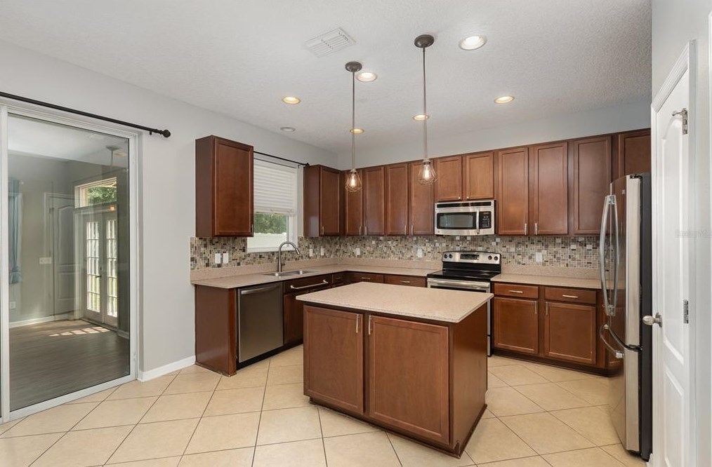 3291 Zander Dr, Grand Island FL  32735-9019 exterior