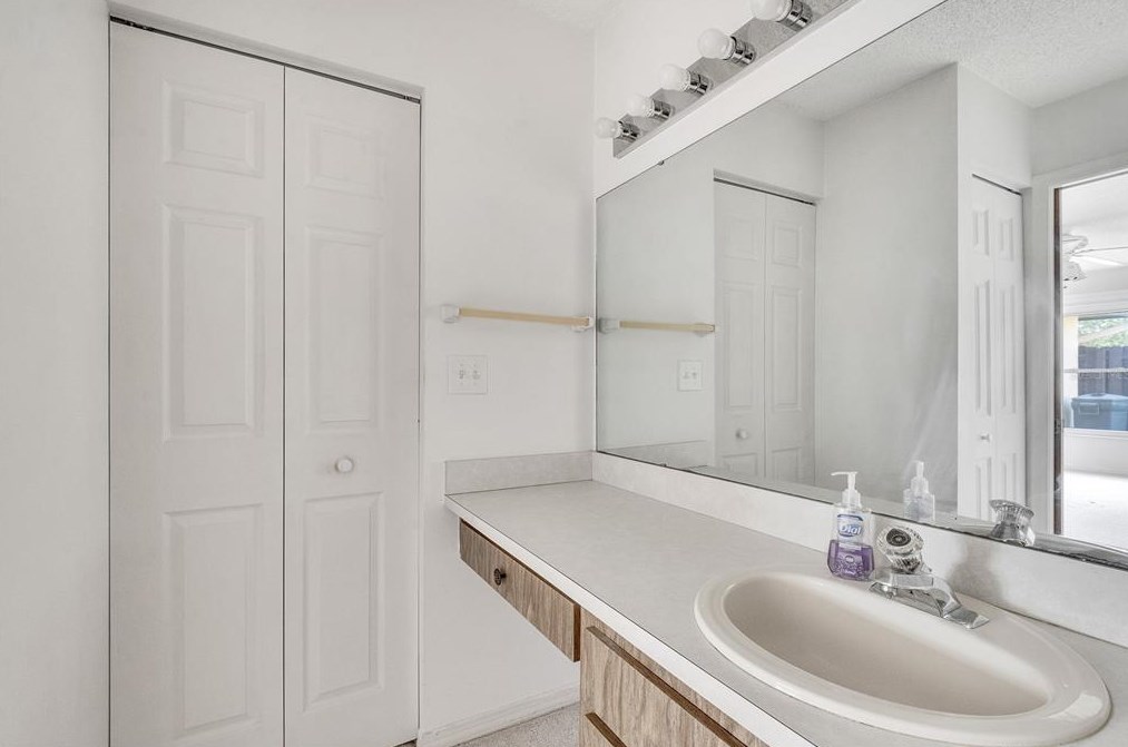 562 Hunter Cir, Kissimmee FL  34758-3335 exterior