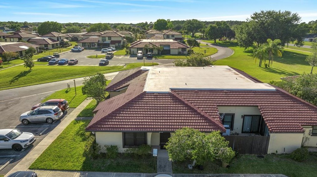 562 Hunter Cir, Kissimmee FL  34758-3335 exterior