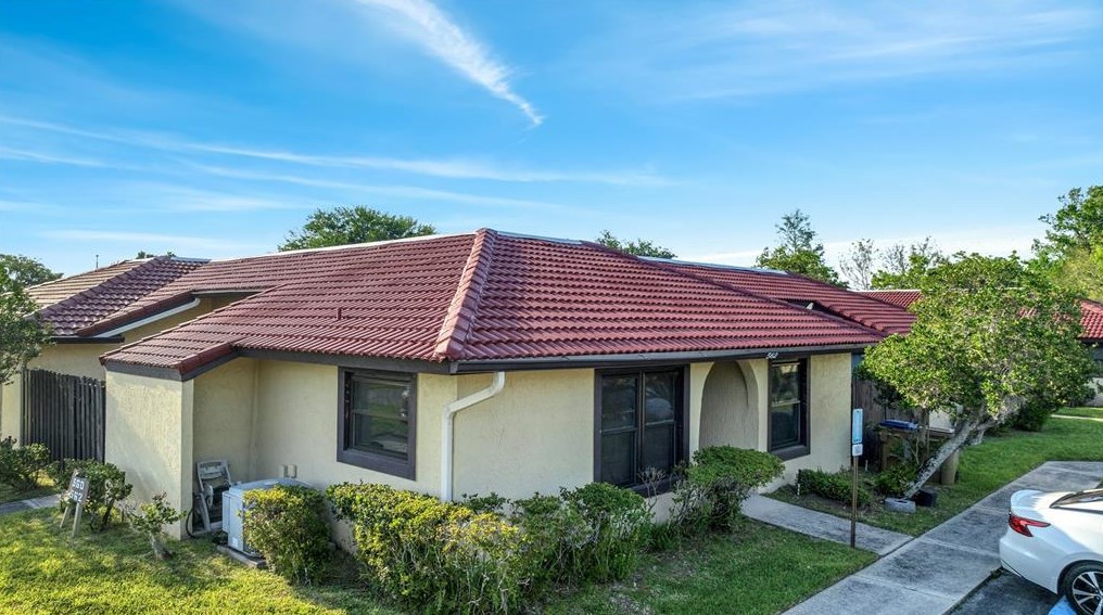 562 Hunter Cir, Kissimmee, FL 34758-3335