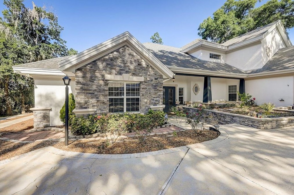 2111 Oak Leaf Cir, Mount Dora, FL 32757-9679