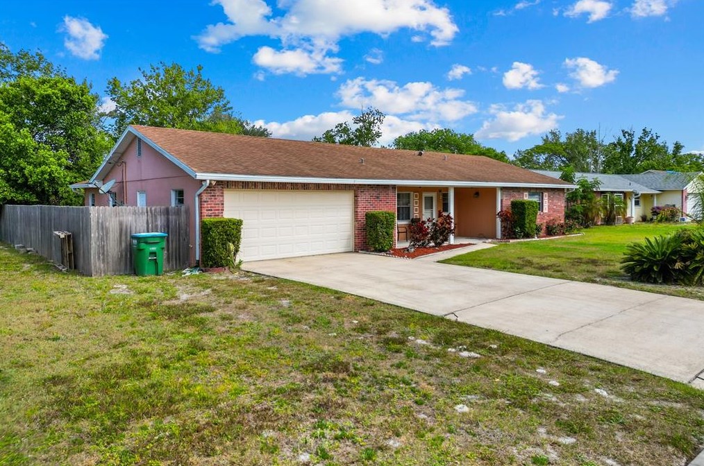 812 Yellowbird Ave, Deltona FL  32725-7425 exterior