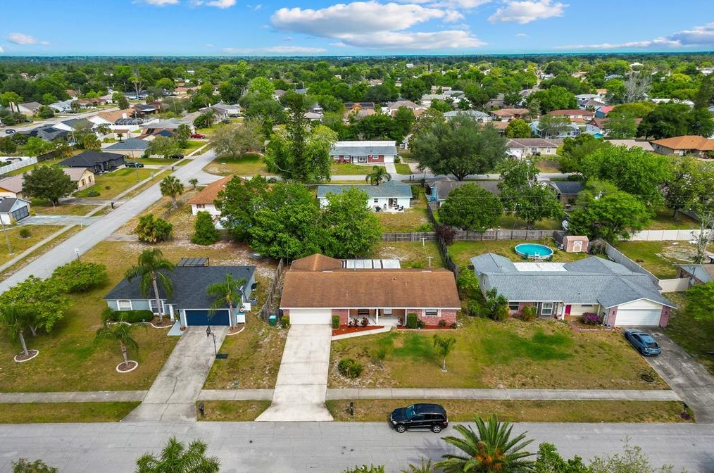 812 Yellowbird Ave, Deltona FL  32725-7425 exterior