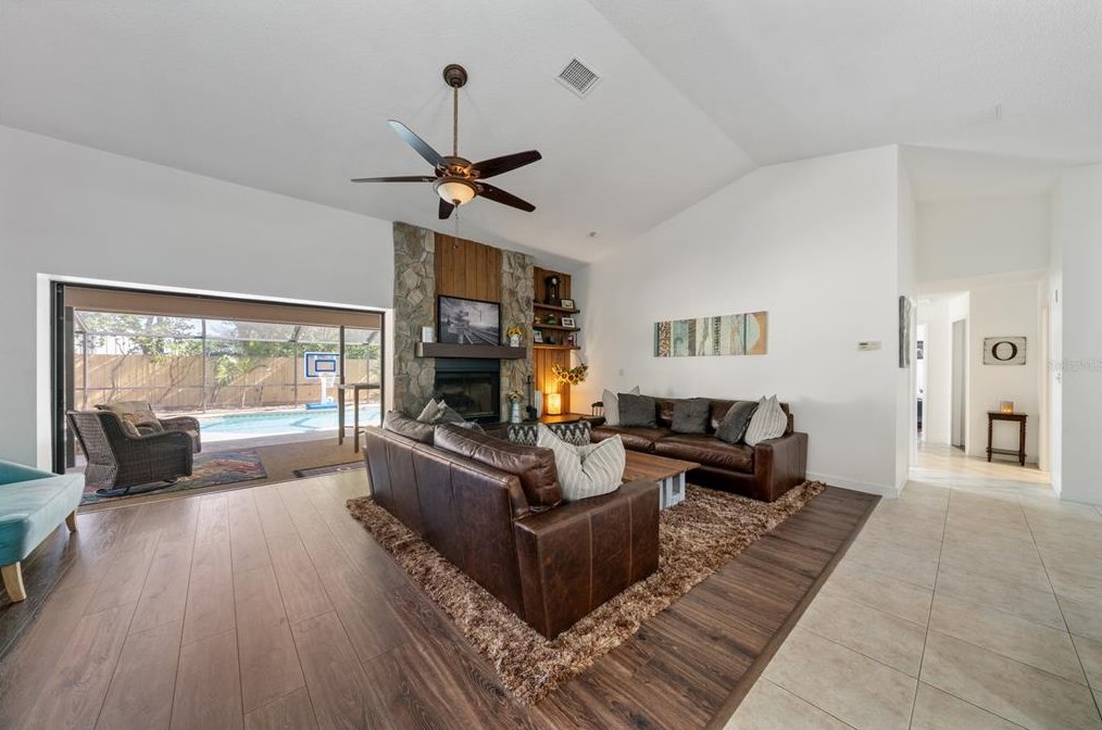 290 Mayfair Cir, Palm Harbor, FL 34683-5814