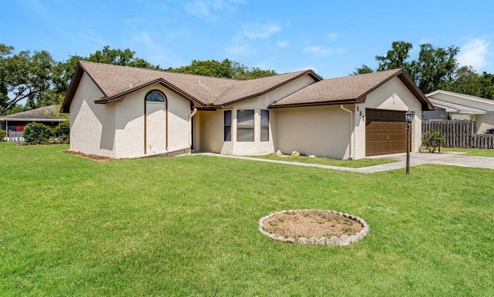 137 Lameraux Rd, Winter Haven, FL 33884