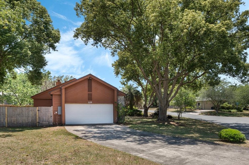 125 Lyndhurst Dr, Longwood, FL 32779-4572