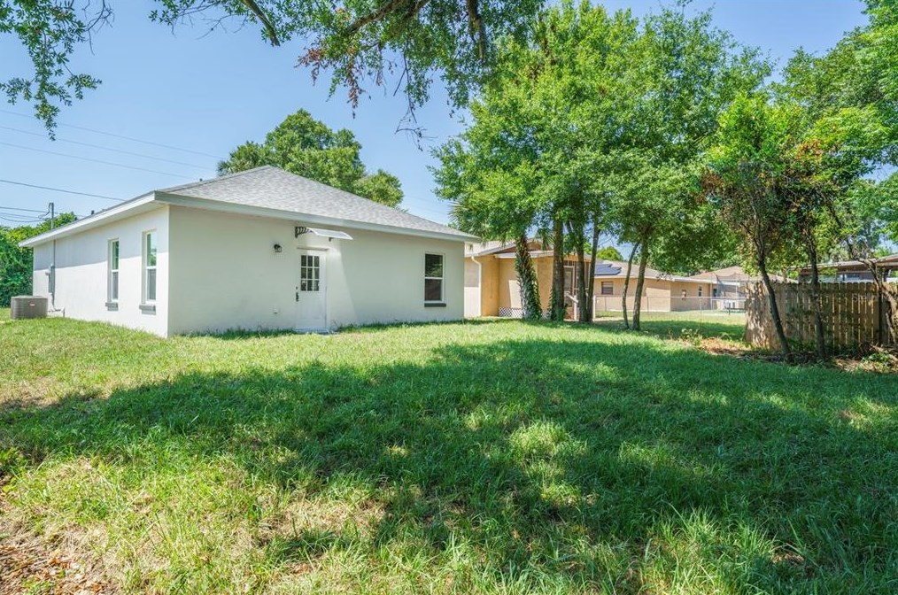 215 Hubbard Ave, Deland FL  32720-6710 exterior