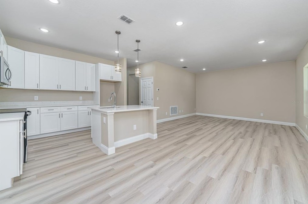 215 Hubbard Ave, Deland FL  32720-6710 exterior