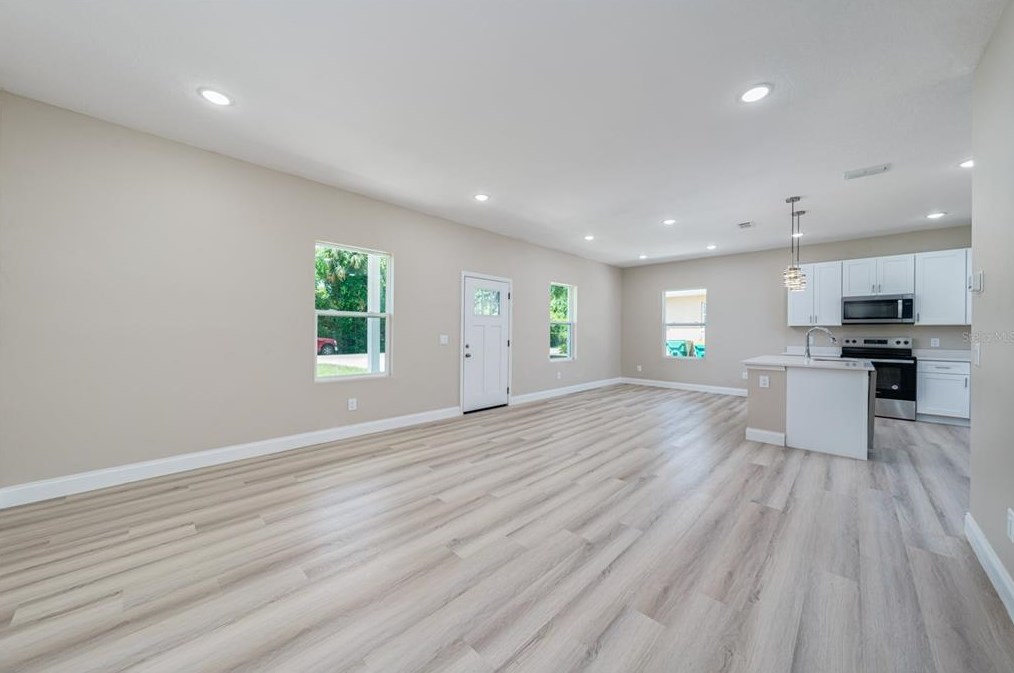 215 Hubbard Ave, Deland FL  32720-6710 exterior