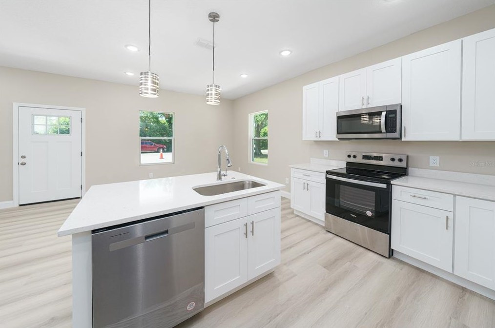 215 Hubbard Ave, Deland FL  32720-6710 exterior