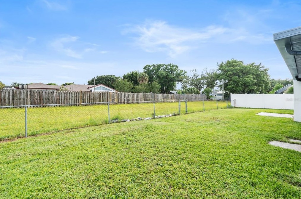 1808 Paradise Dr, Kissimmee FL 34741-2013 exterior