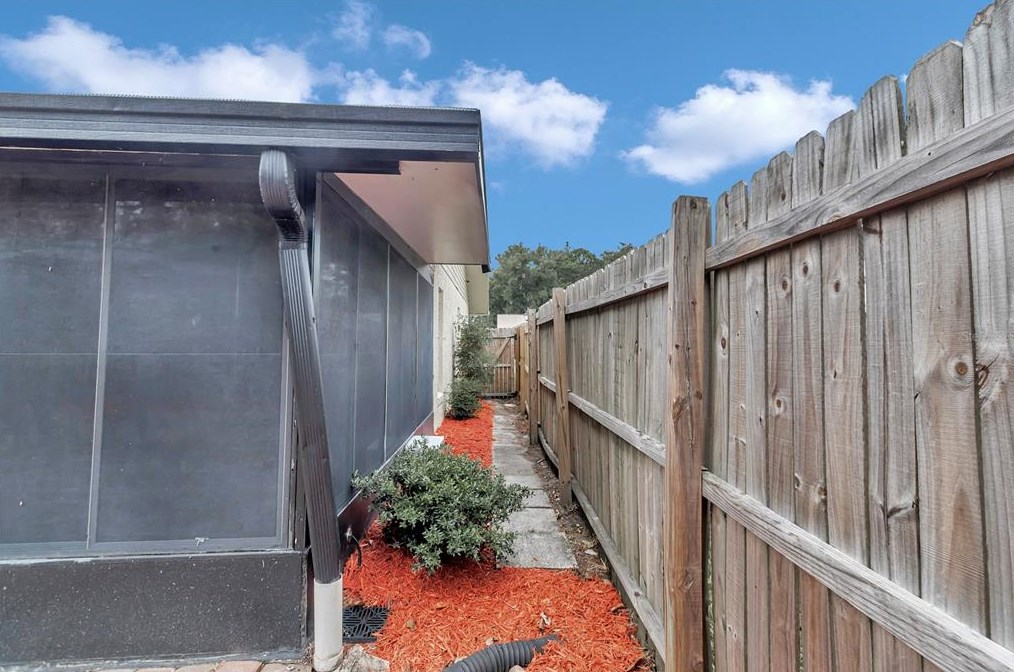 10103 Chesham Dr, Orlando FL  32817-3281 exterior