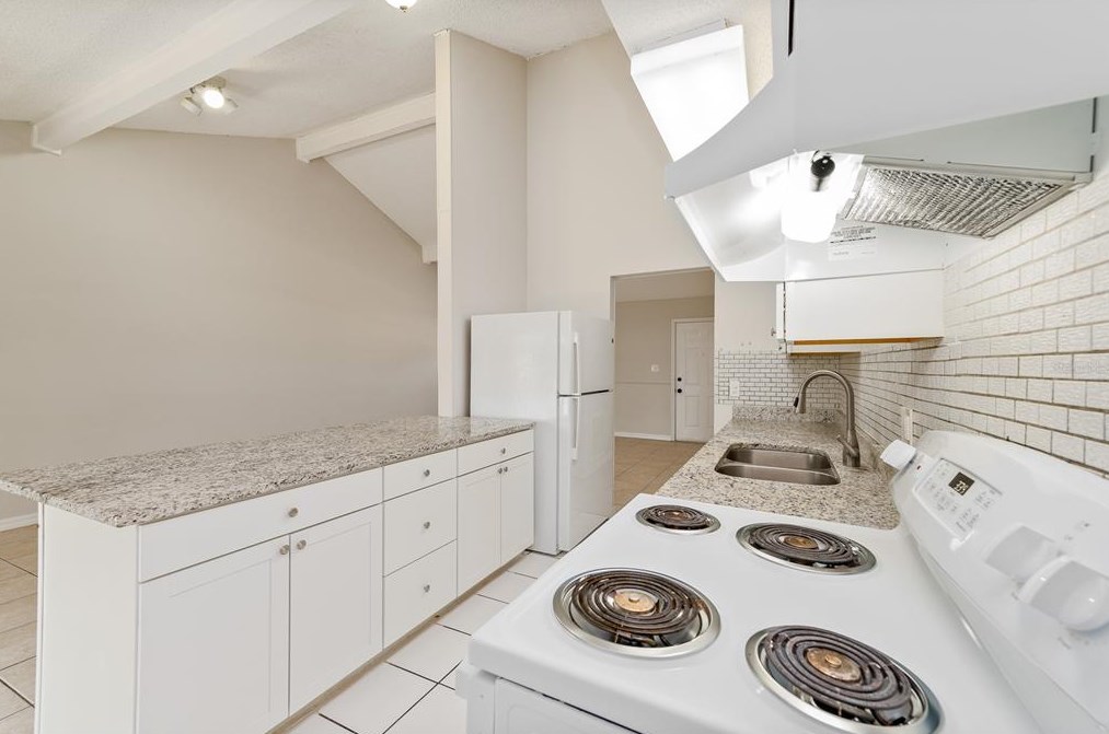 1043 Aaron Dr, Deltona FL  32725-7339 exterior