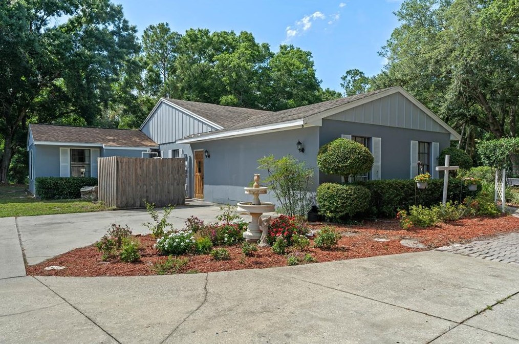 27905 Lisa Dr, Tavares, FL 32778-9708