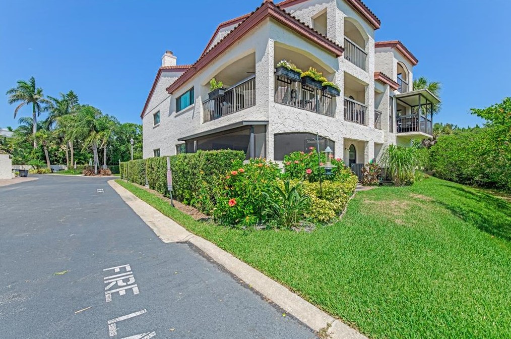 137 Marina Bay Dr, New Smyrna, FL 32169-5318