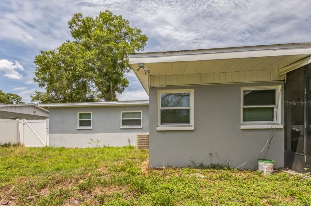 8611 Chinaberry Dr, Tampa FL  33637-6421 exterior