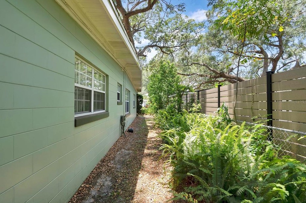 1401 Canberra Ave, Orlando FL  32806-1779 exterior