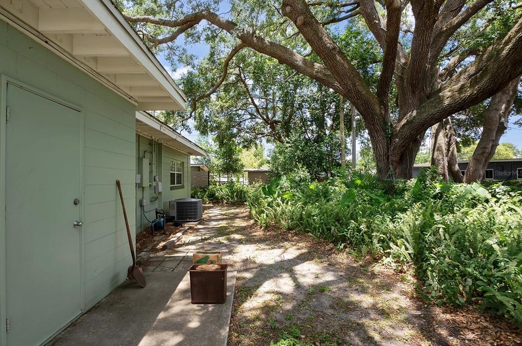 1401 Canberra Ave, Orlando FL  32806-1779 exterior