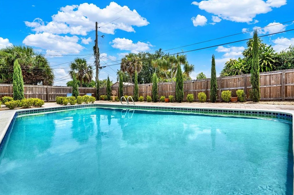 627 Adirondack Ave, Orlando FL  32807-1203 exterior