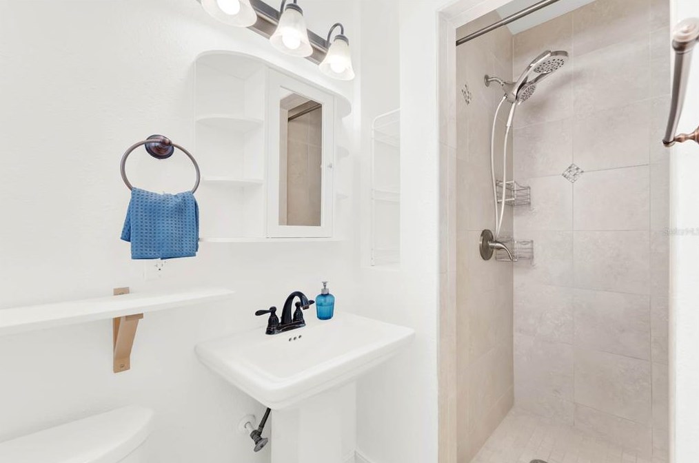 627 Adirondack Ave, Orlando FL  32807-1203 exterior