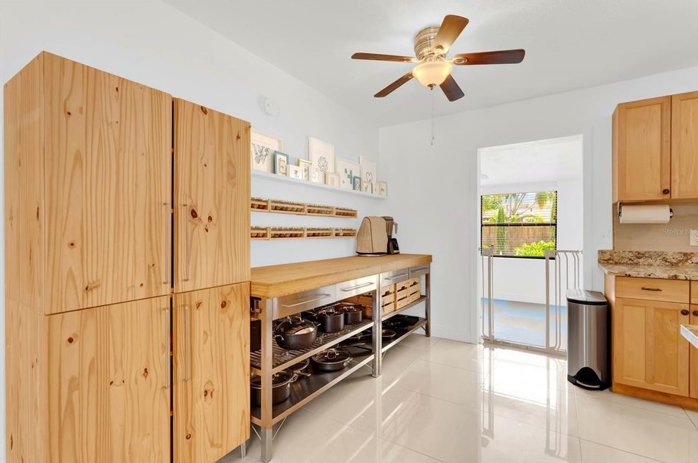 627 Adirondack Ave, Orlando FL  32807-1203 exterior