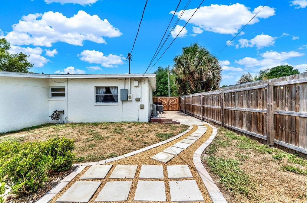 627 Adirondack Ave, Orlando FL  32807-1203 exterior