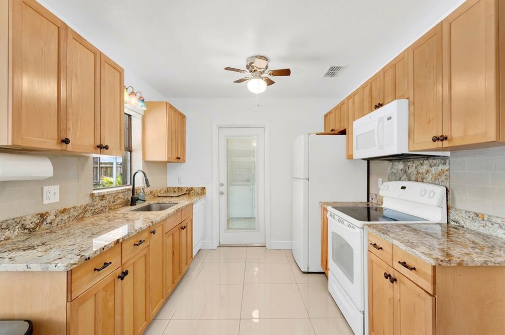 627 Adirondack Ave, Orlando FL  32807-1203 exterior