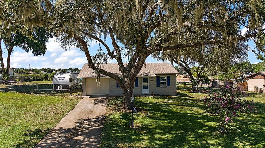 13814 Adams St, Grand Island, FL 32735